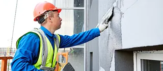 Hombre reparando fachada